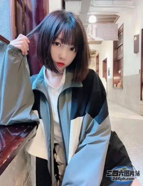 一名身穿黑色和灰色夹克和黑色白色夹克的女士