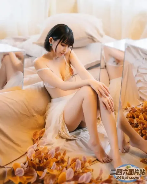 有个女人坐在床上，手里拿着一台笔记本电脑