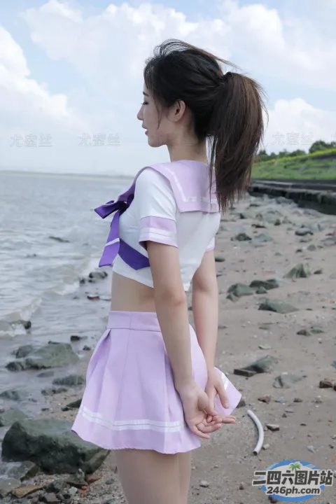 身穿紫色和白色制服的 arafed 亚洲女性站在海滩上