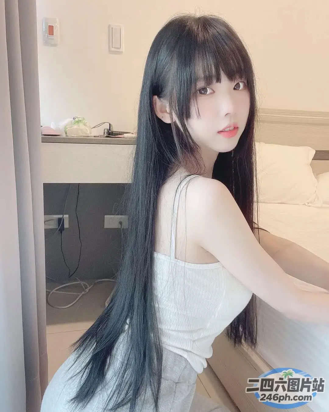 阿拉夫德亚洲女性，黑色长发，在卧室里摆姿势