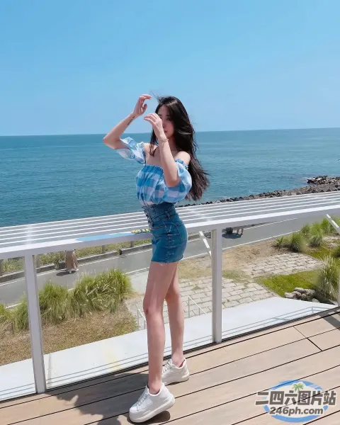 有一个女人站在甲板上，眺望着大海