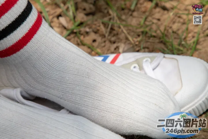 有人穿着白色袜子和一双白色鞋子