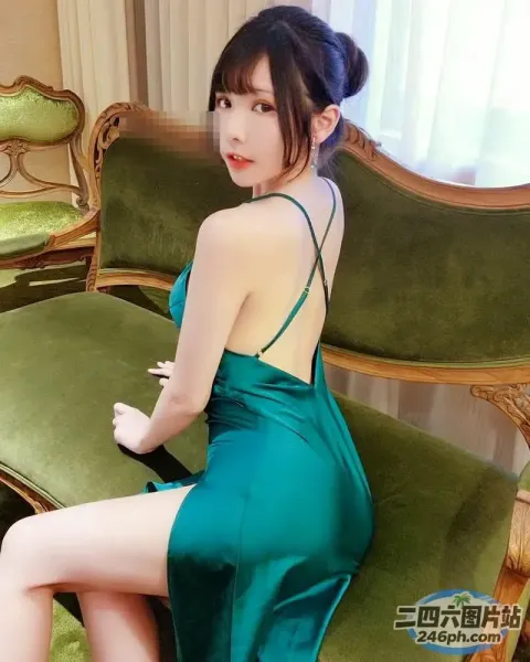 一个女人坐在绿色沙发上的特写