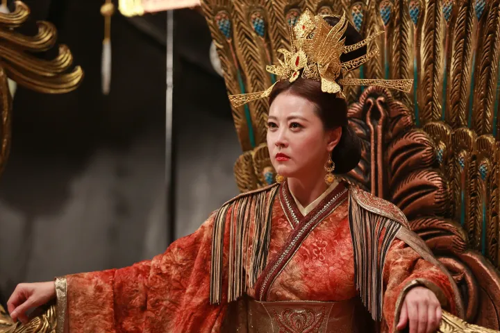 身穿红金连衣裙的阿拉夫女人坐在宝座上