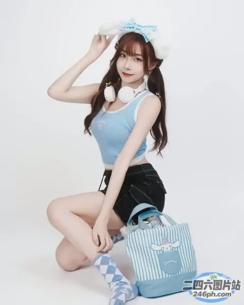 一个女人拿着一个袋子坐在地板上的特写
