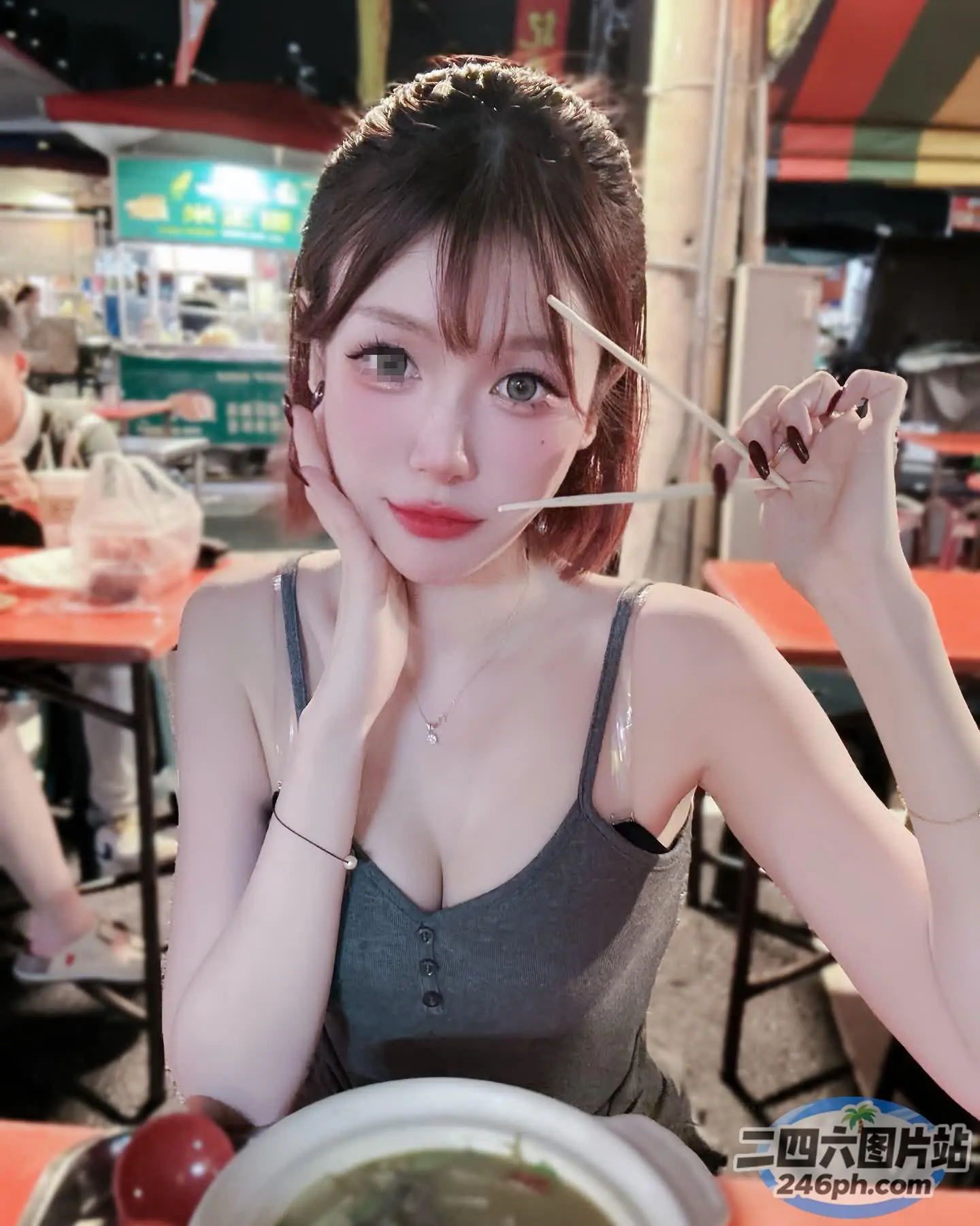 嘴里叼着叉子的女人吃着一碗汤