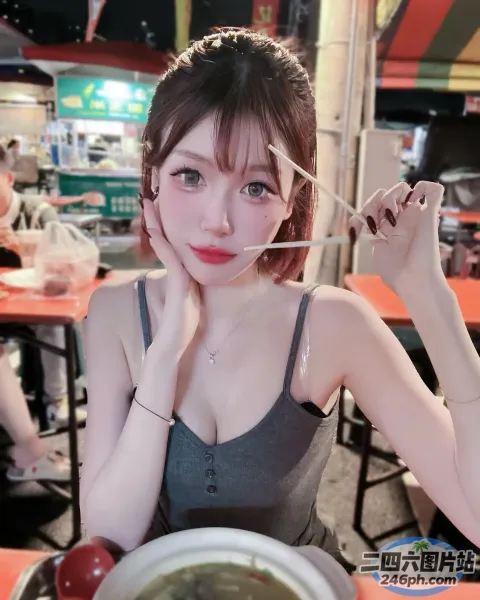嘴里叼着叉子的女人吃着一碗汤