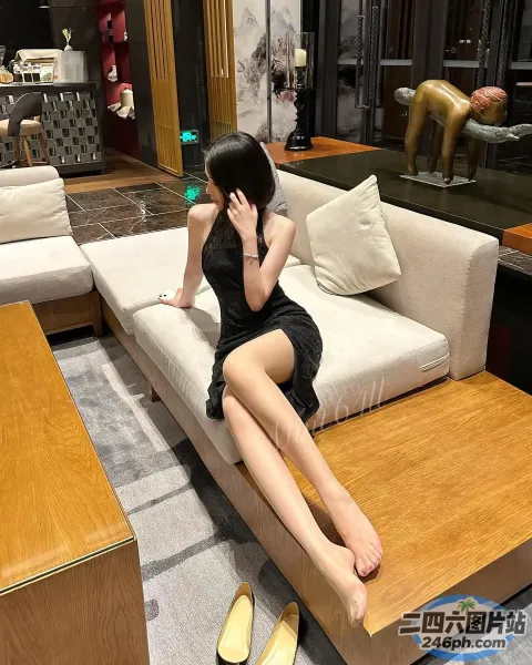 有个女人坐在沙发上打电话