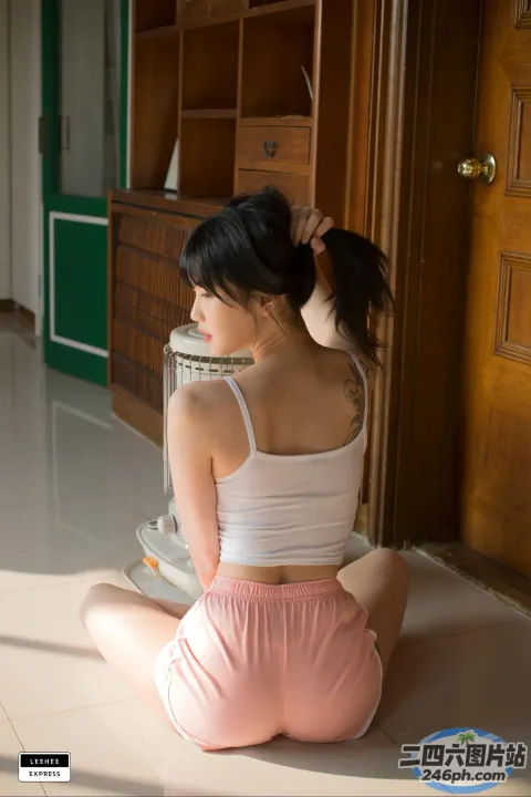 有一个女人坐在地板上，手里拿着搅拌机