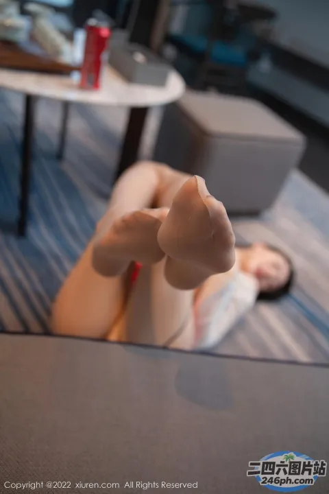 有个女人躺在地板上，双腿抬起