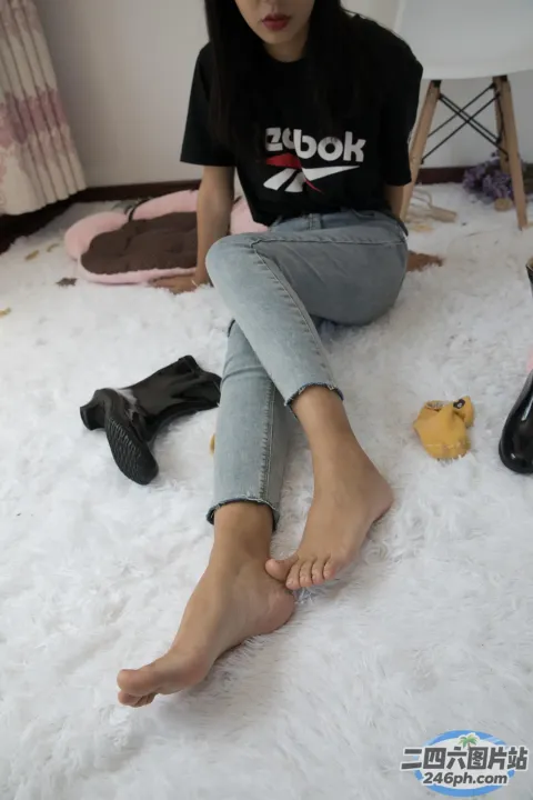 双叉坐在白色地毯上的阿拉菲德女人