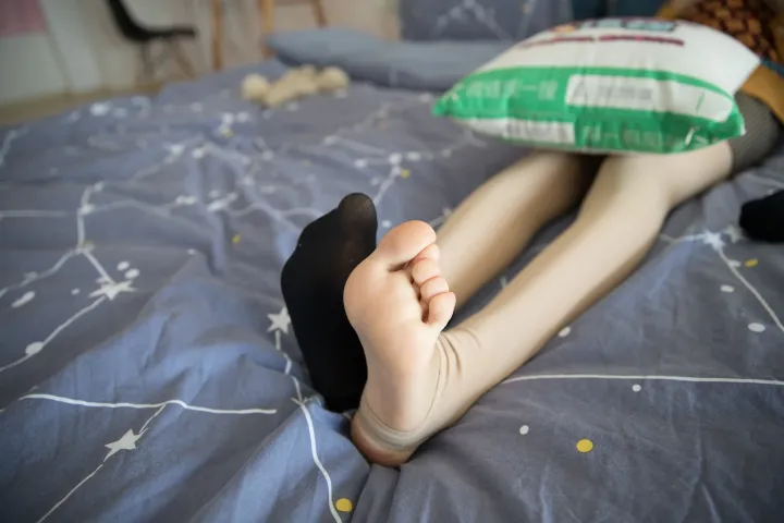 有一个人躺在床上，有枕头