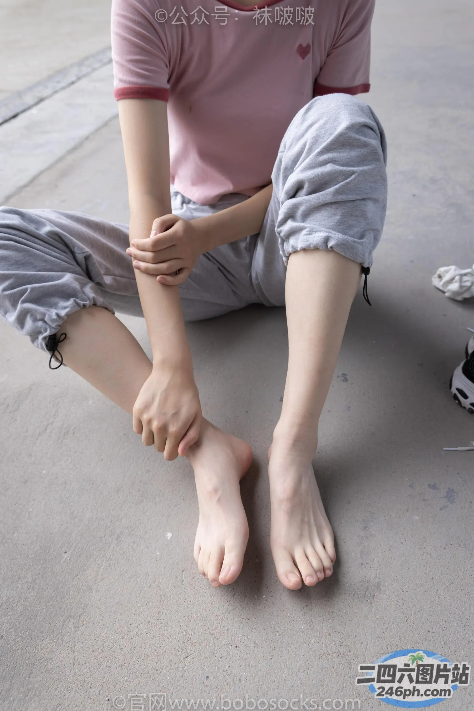 阿拉法德女人坐在地上，双叉