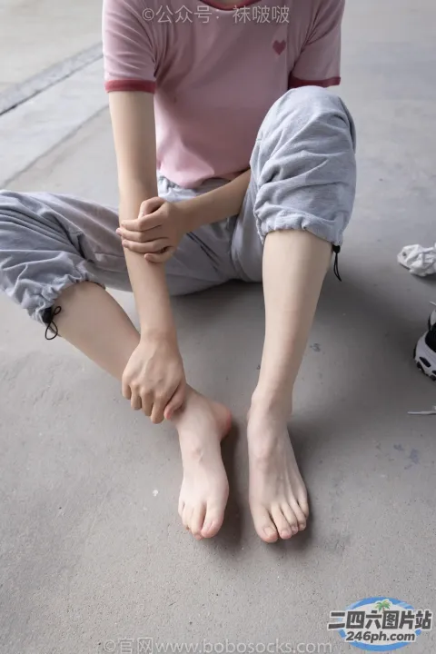 阿拉法德女人坐在地上，双叉