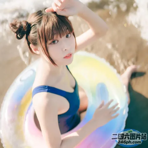 一位穿着泳衣的女人坐在漂浮物上的特写