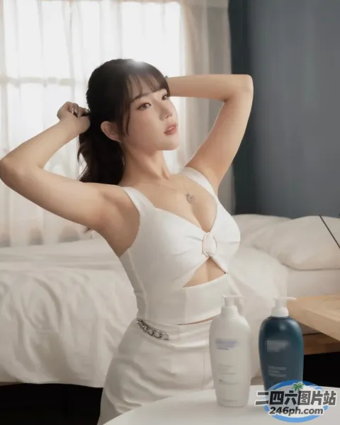 一个穿着白色连衣裙的女人坐在床上的特写