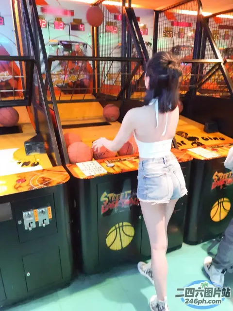 有个女人在游戏室打篮球