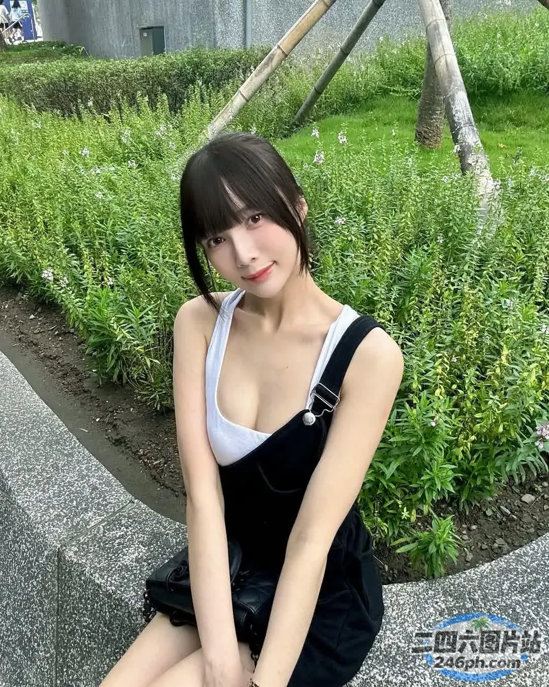 阿拉伯裔亚洲女子坐在公园的长椅上