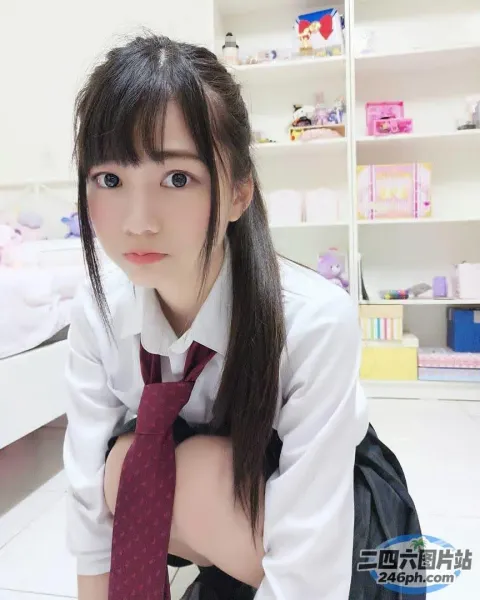 有个女人穿着白衬衫，打着红领带
