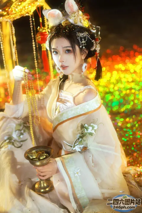 有个身穿白色连衣裙的女人，手里拿着一盏金灯