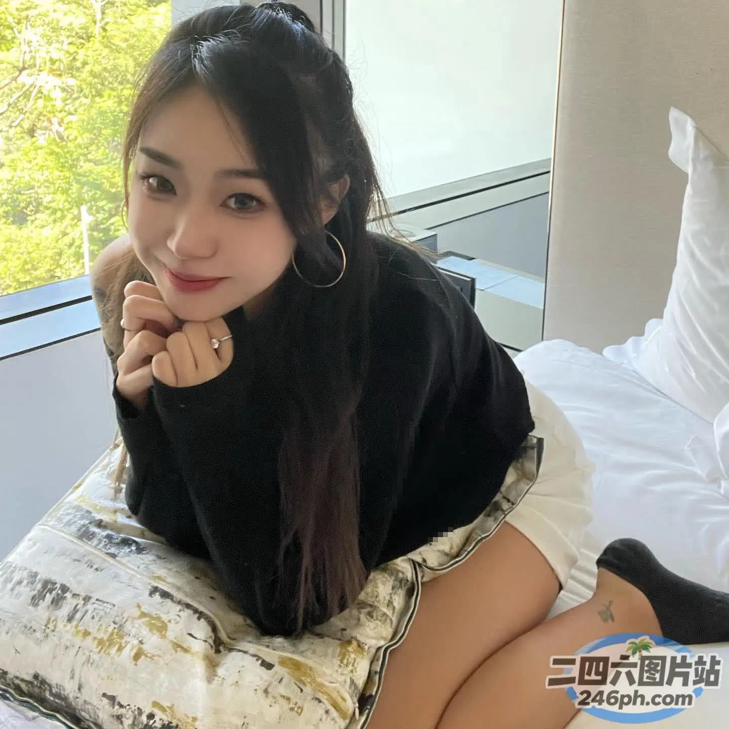 arafed 亚洲妇女坐在床上，手里拿着一个枕头和一个枕头