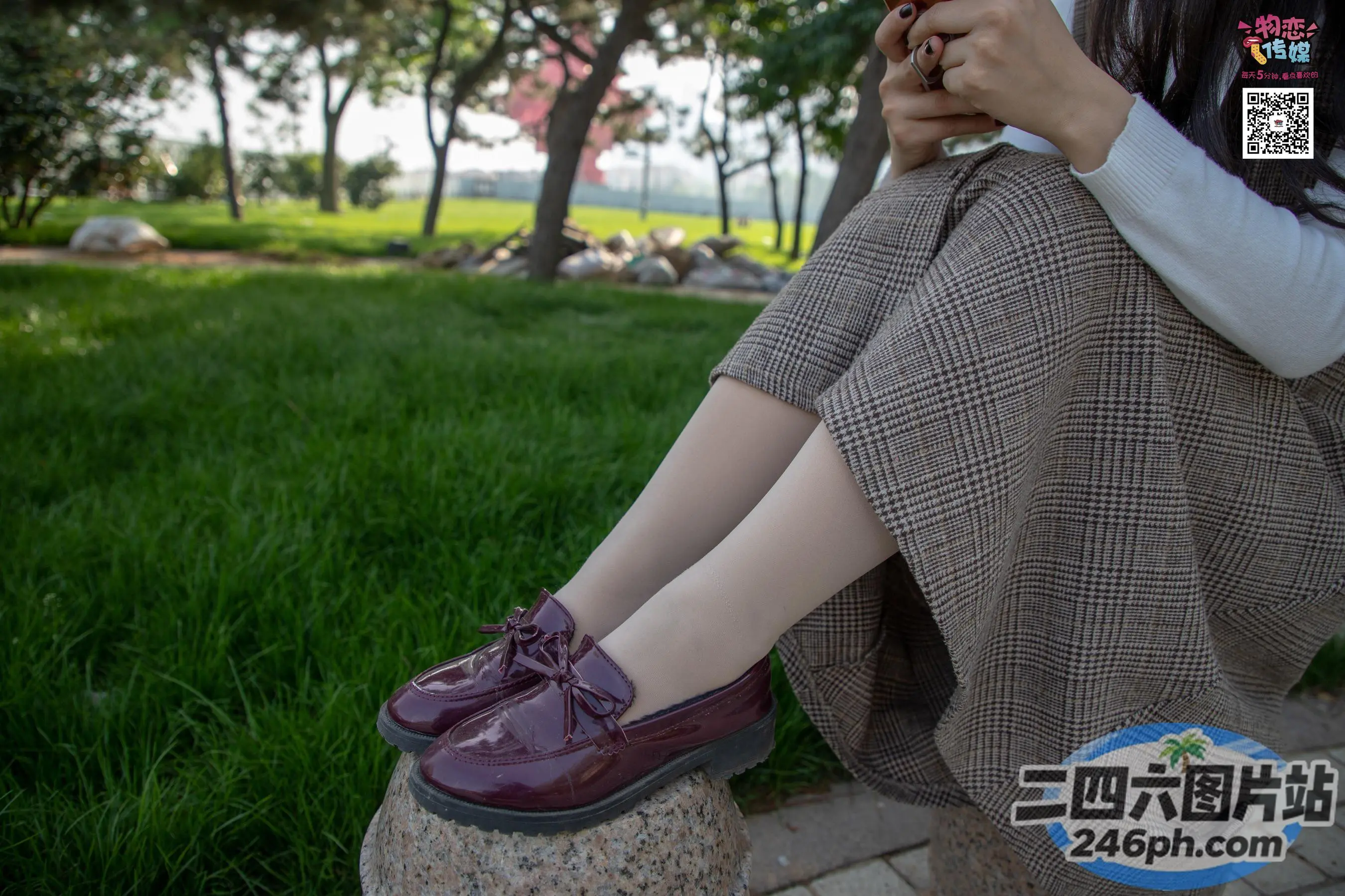 有个女人坐在长凳上，双腿交叉
