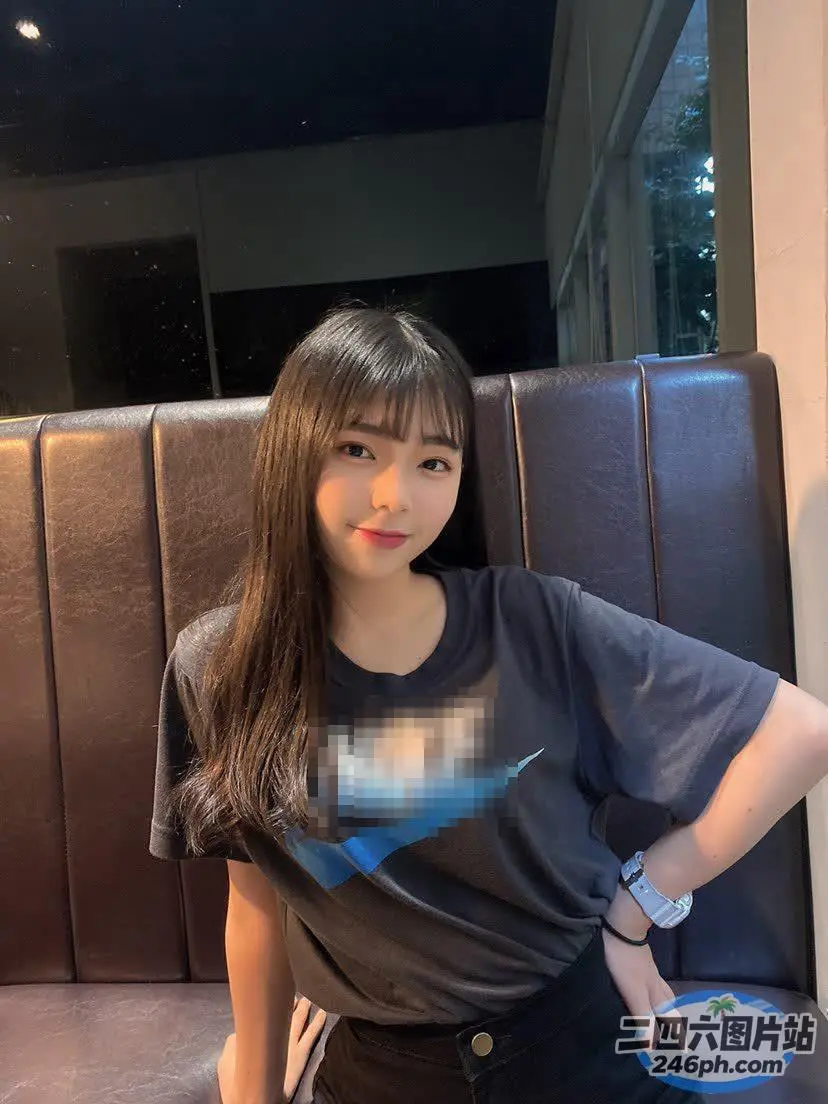 一个人坐在沙发上拿着一本书的特写