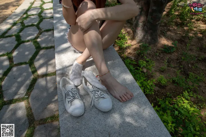有个女人坐在长凳上，双脚抬起