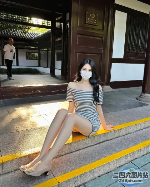阿拉菲德女人坐在台阶上，脸上戴着口罩