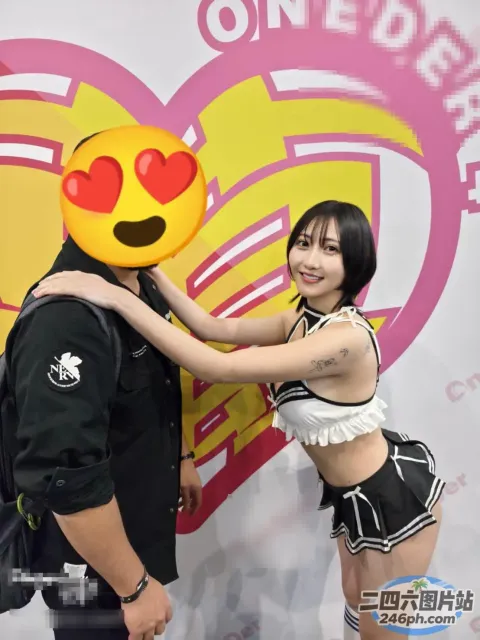 他们脸上挂着笑脸摆姿势拍照