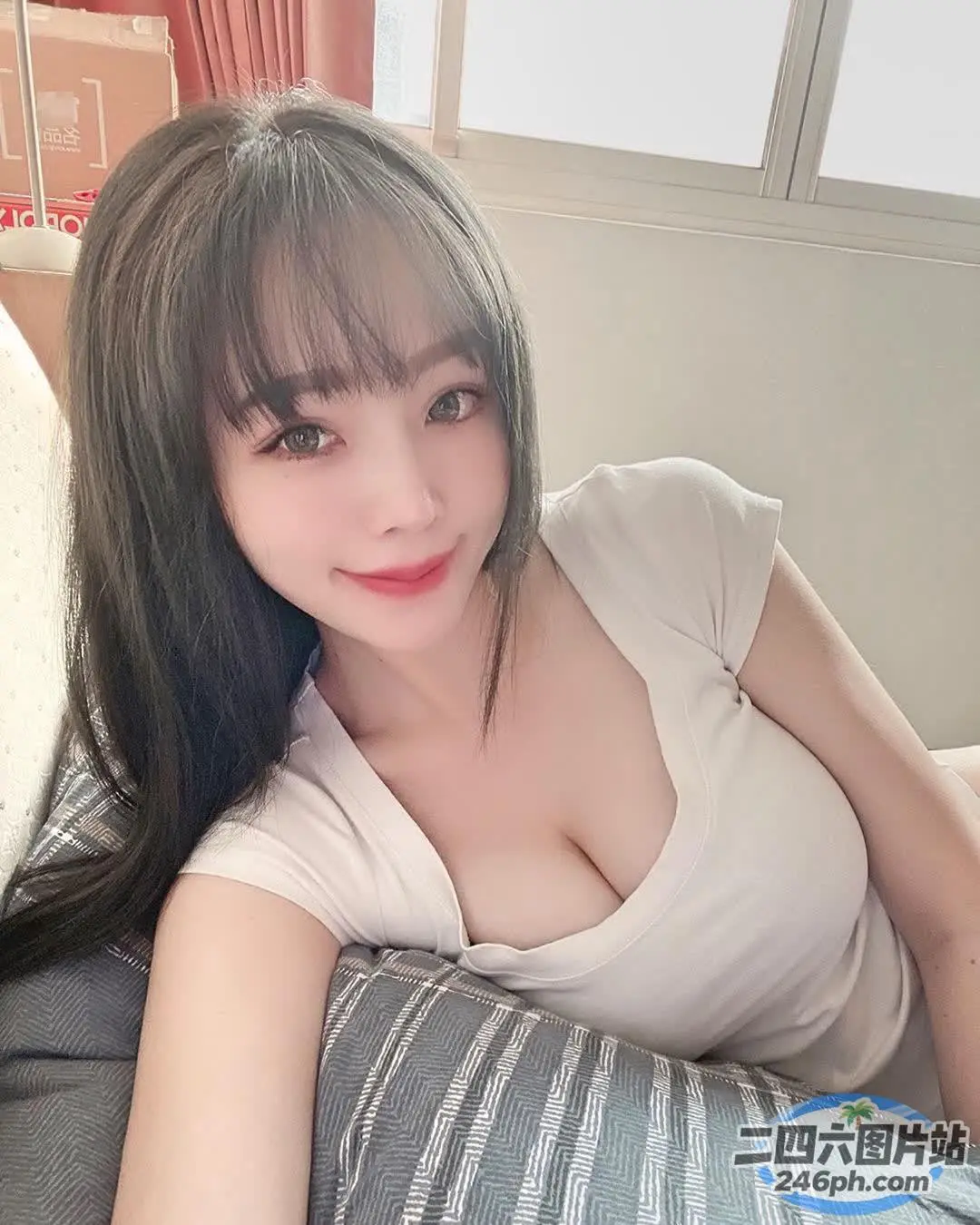 一个女人躺在床上，有一个枕头的特写
