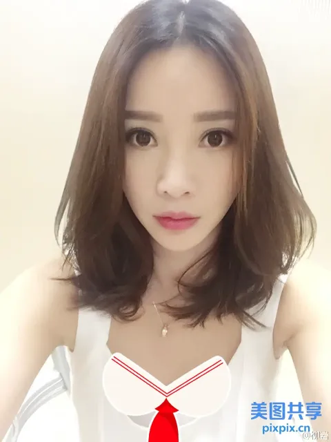 有个红领带白衬衫的女人