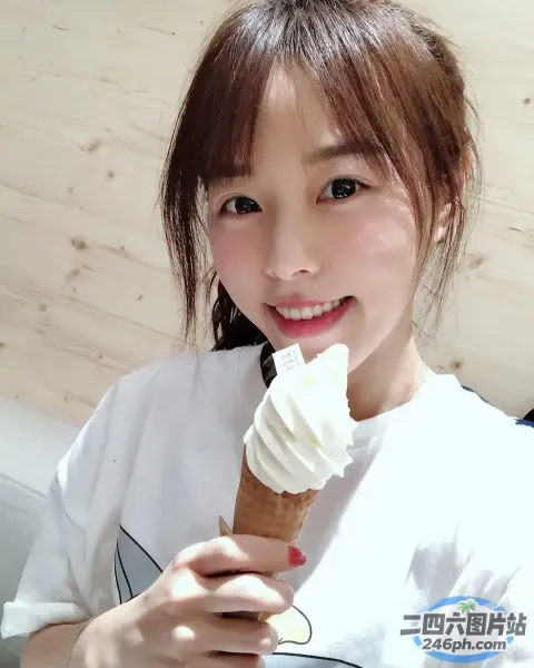 穿着白衬衫的 Araffe 女孩，手里拿着一个蛋筒冰淇淋