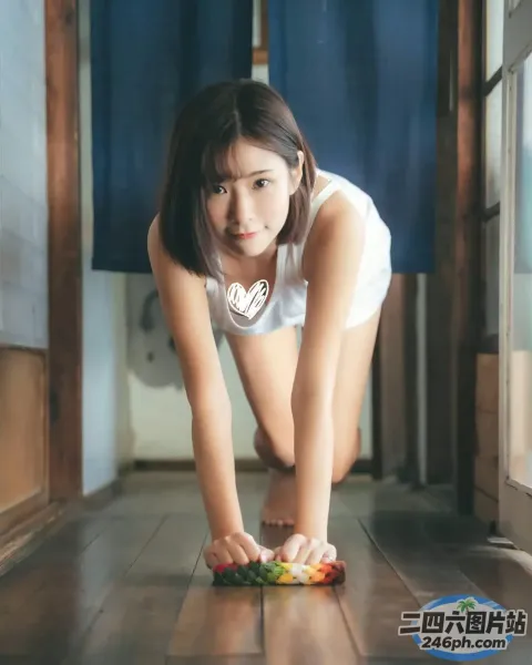 有个女人弯腰捡一块水果