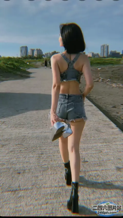 有个女人拿着滑板走在人行道上