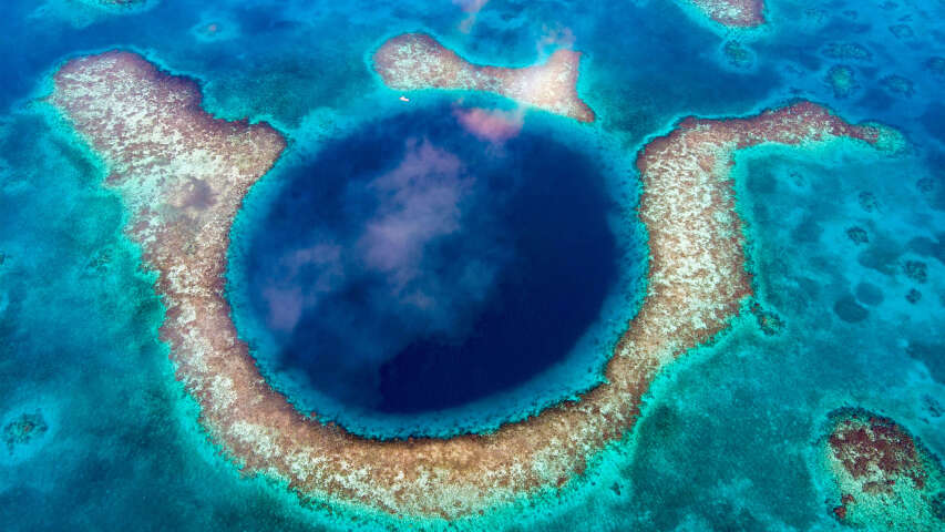 海洋中央深蓝色洞的 arafed 视图