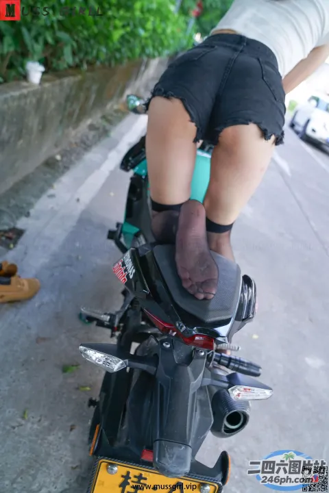 Araffe 骑摩托车，后座上有人