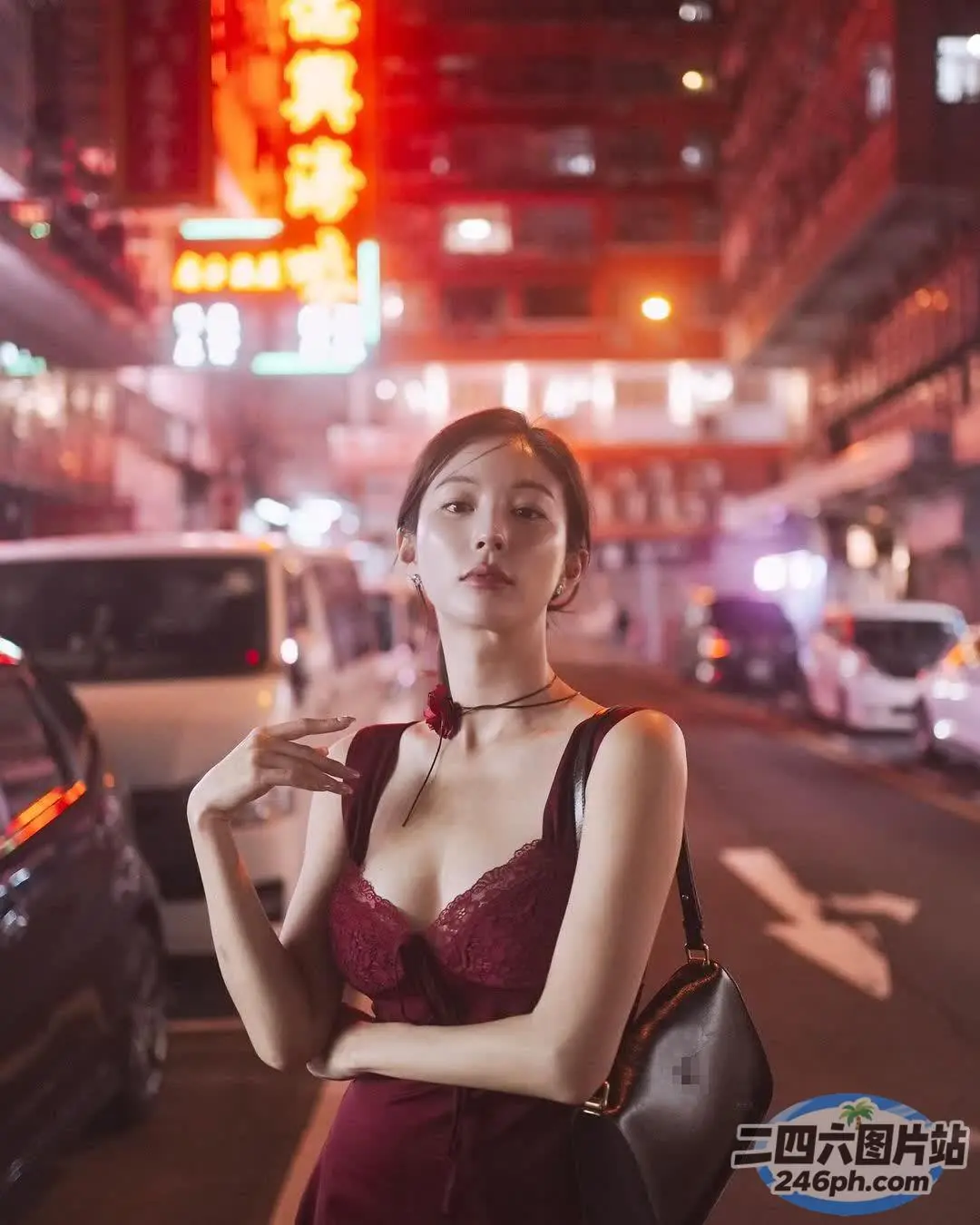 站在城市街道上的红裙子的阿拉伯女人