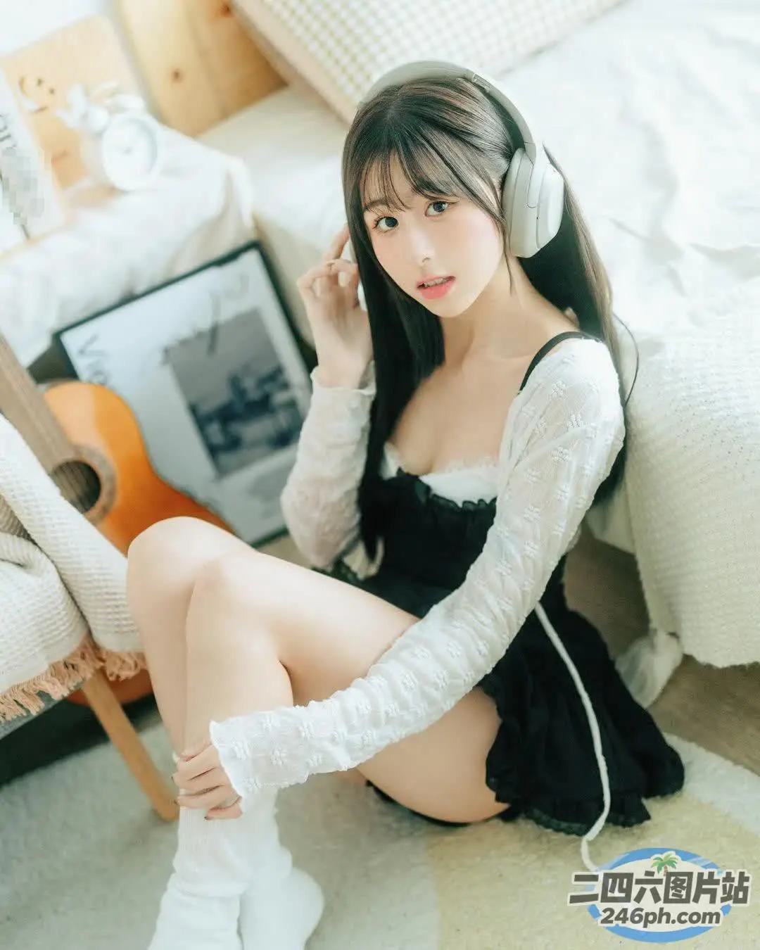 一个女人戴着耳机坐在床上的特写