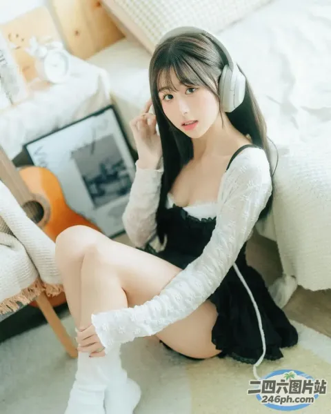 一个女人戴着耳机坐在床上的特写