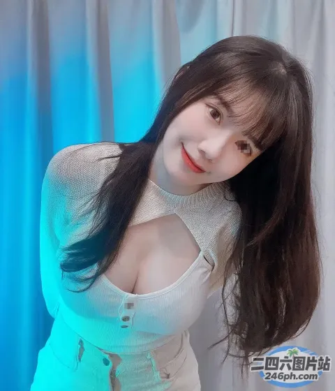 长发女子摆姿势拍照的特写