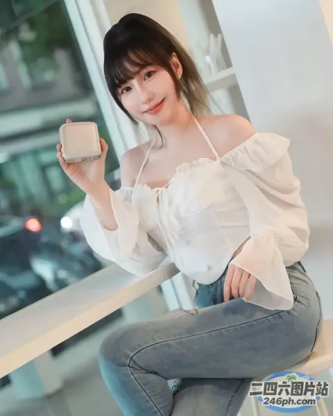 阿拉菲女人坐在凳子上，手里拿着一杯咖啡