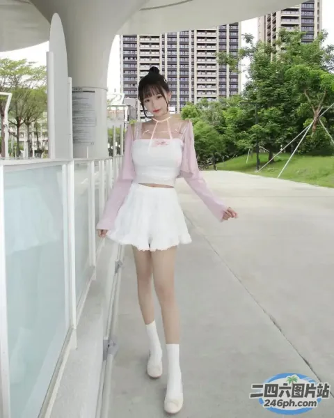 有一个穿着白色连衣裙和粉红色夹克的女人