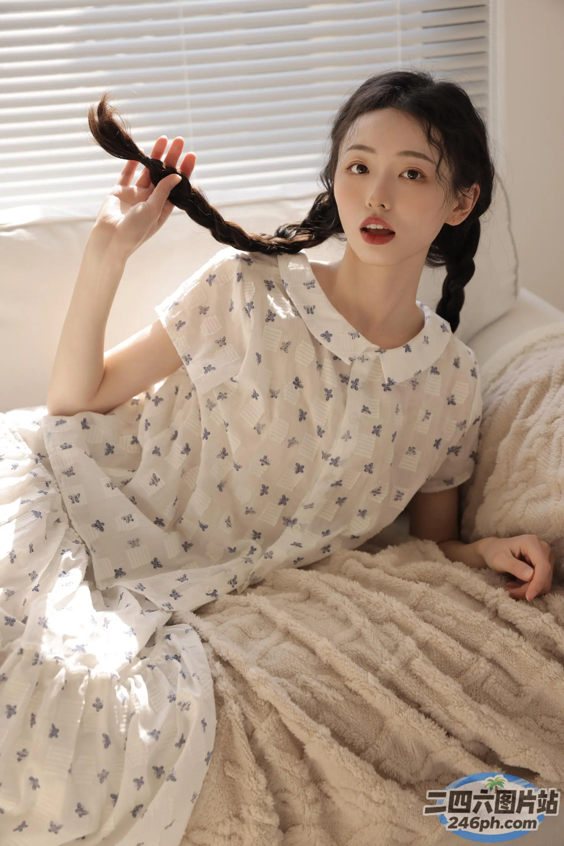 女人躺在床上，手里拿着一把梳子