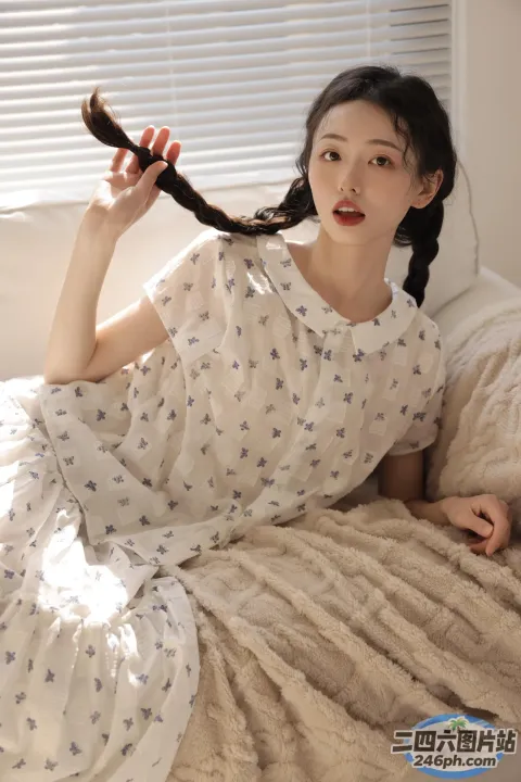 女人躺在床上，手里拿着一把梳子