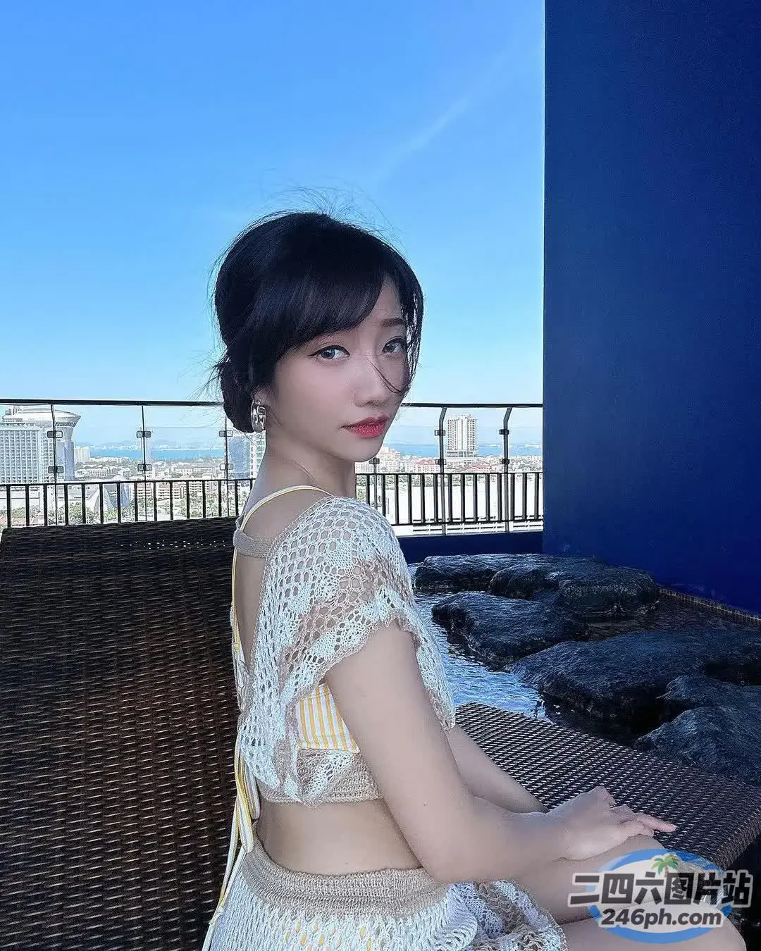 一个女人坐在栏杆附近的长凳上的特写