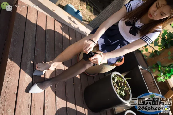 有个女人坐在长凳上，双腿交叉
