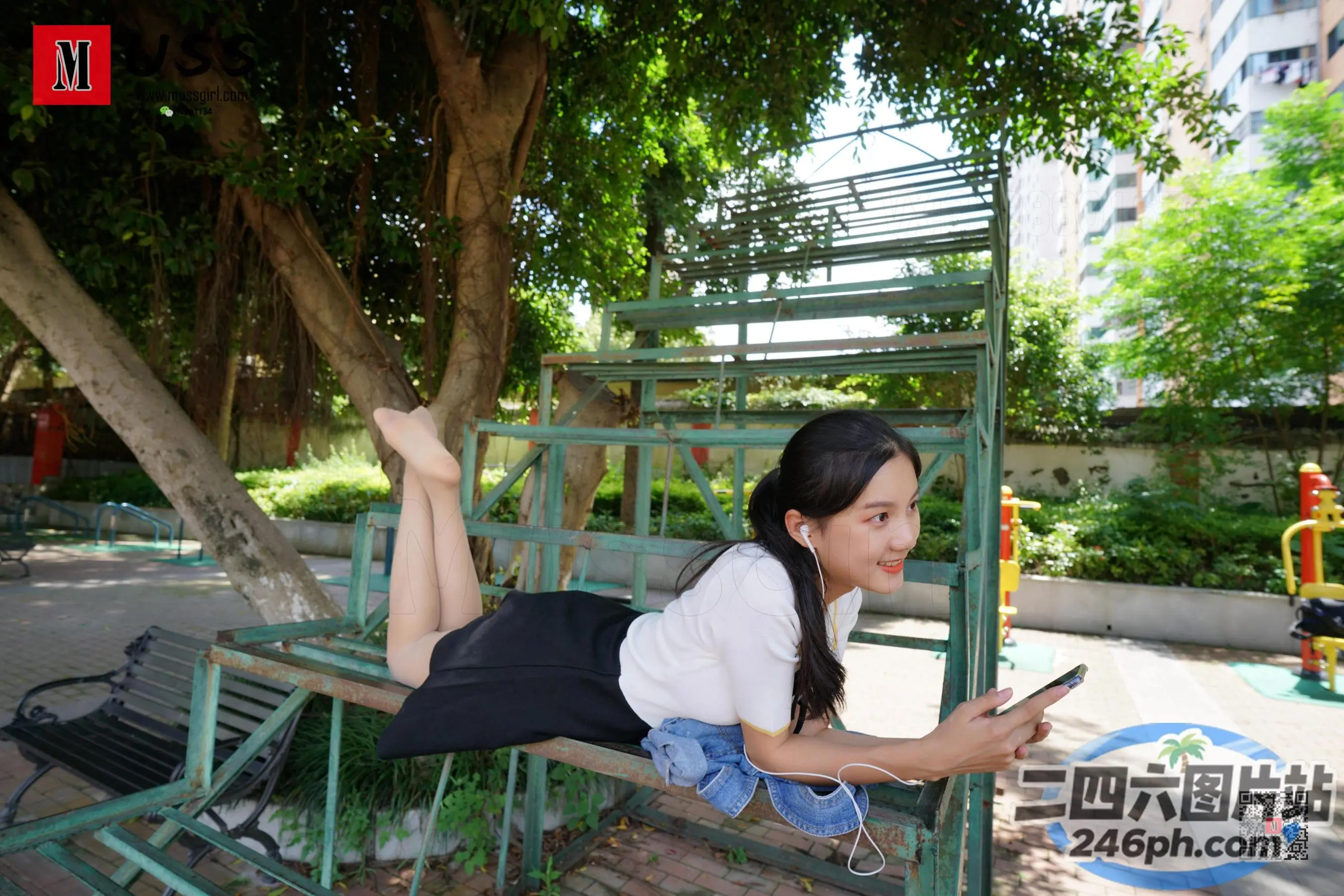 有个女人躺在长凳上拿着手机