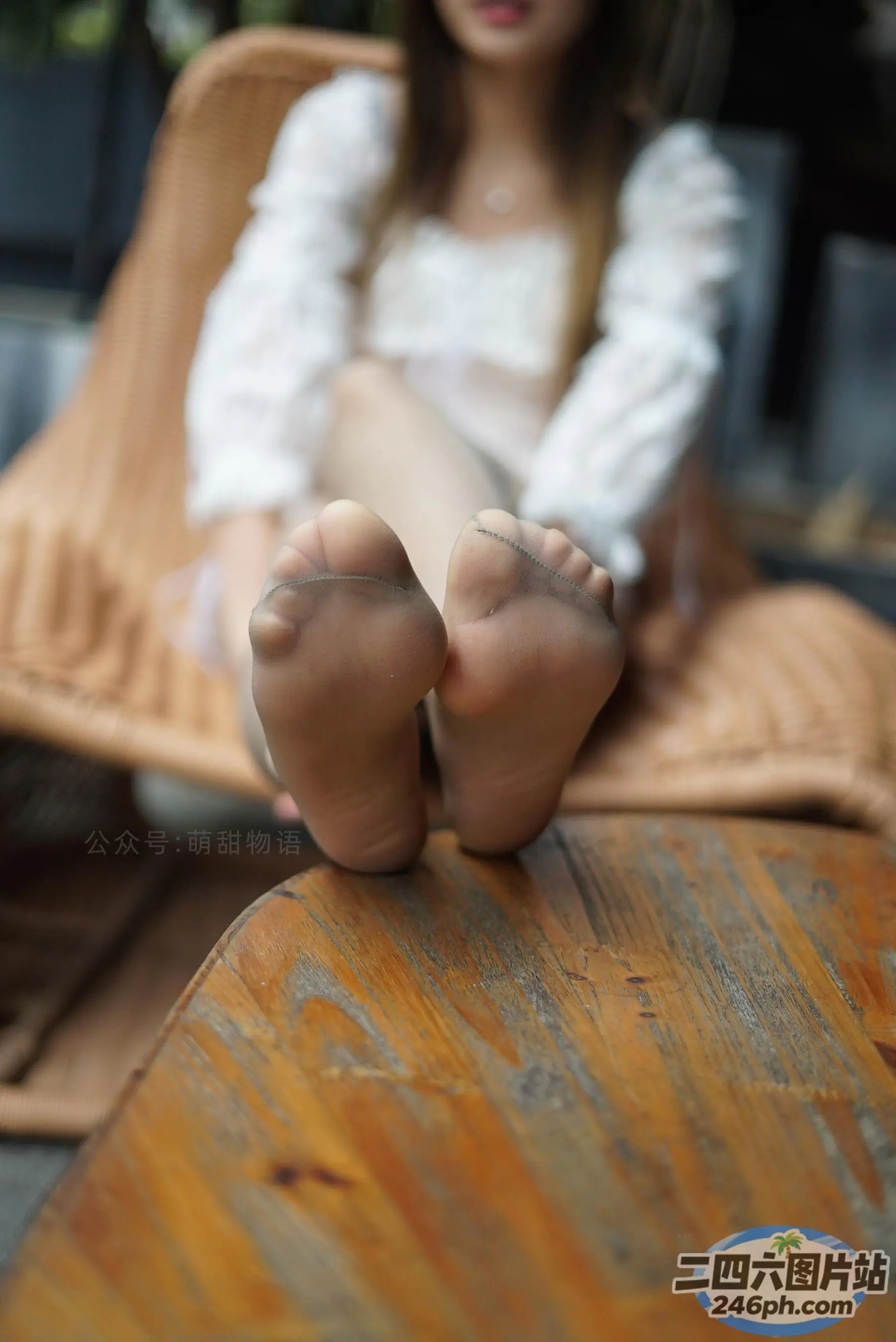 有个女人坐在椅子上，双脚抬起
