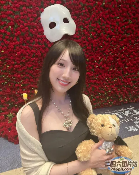 黑裙女子，头上戴着泰迪熊